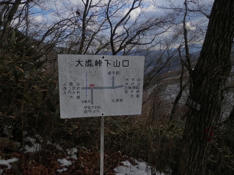 送電鉄塔の手前で、左折