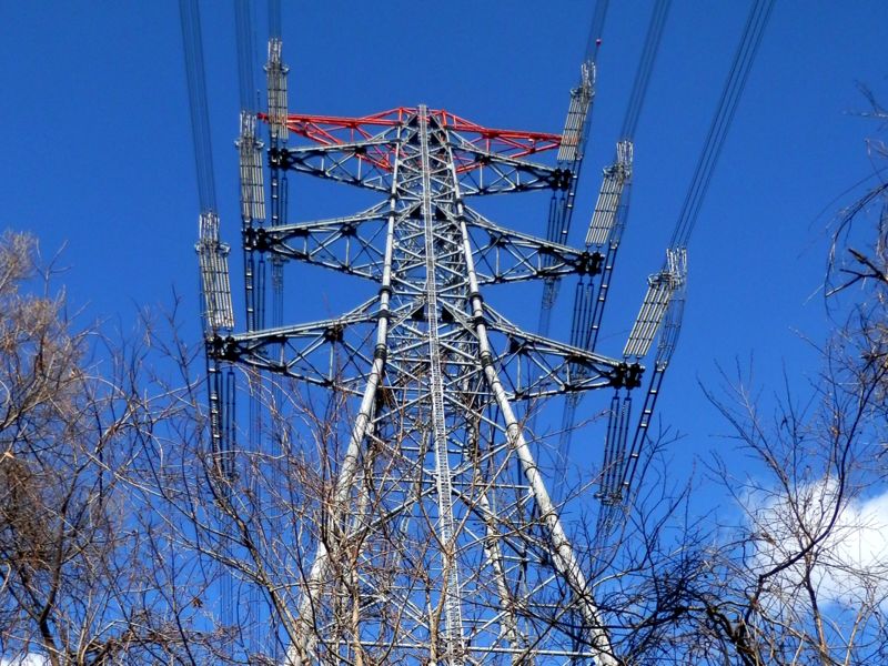 巨大な送電鉄塔
