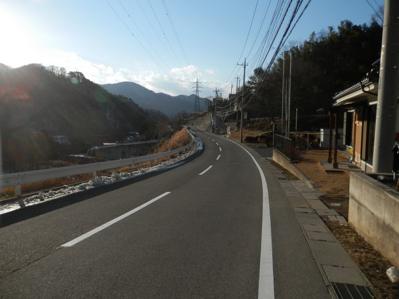 甲斐大和駅へは、約30分ほど車道を歩く