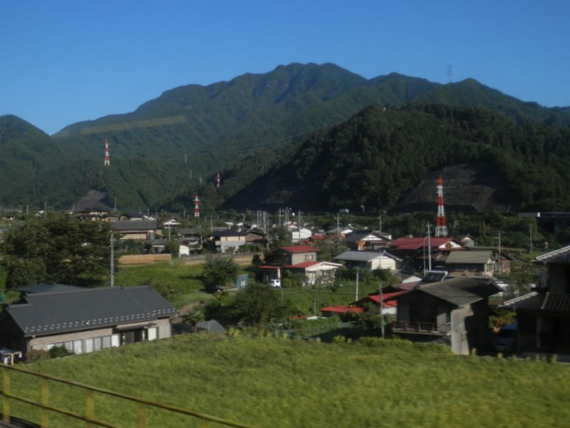 車窓より、滝子山を望む