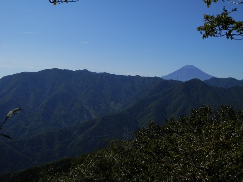 本社ヶ丸と三ツ峠山が重なって