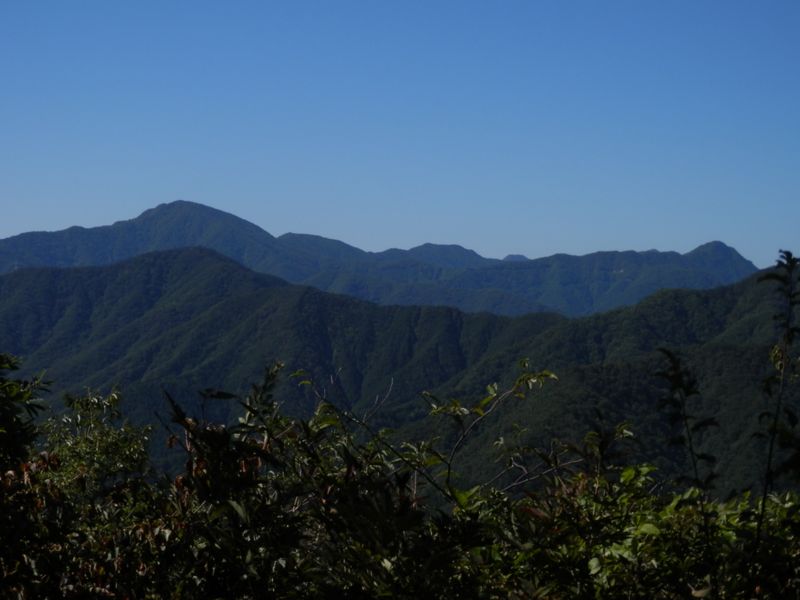 笹子雁ヶ腹摺山より、御坂黒岳と釈迦ヶ岳を望む