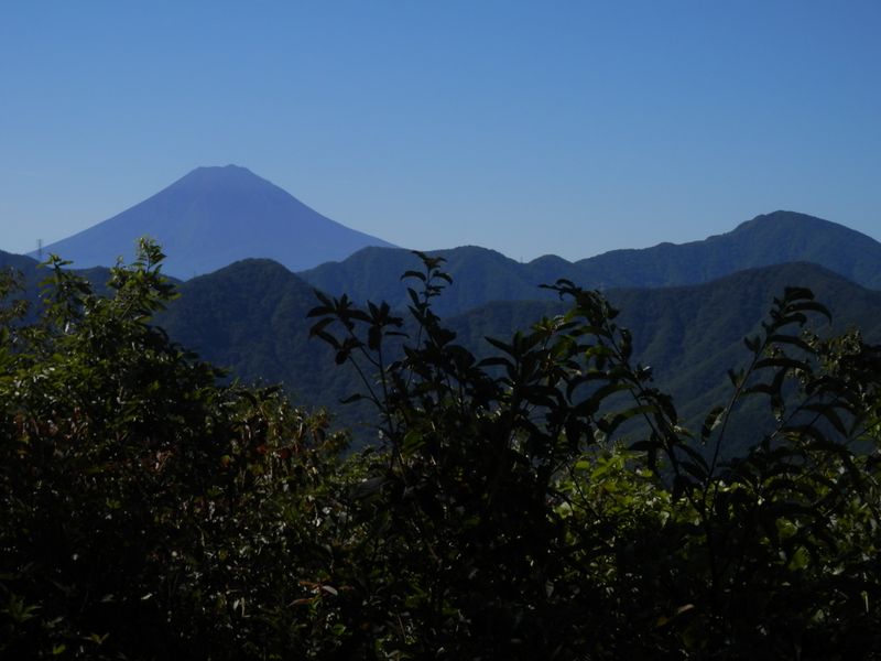 笹子雁ヶ腹摺山より富士山と御坂山地を望む
