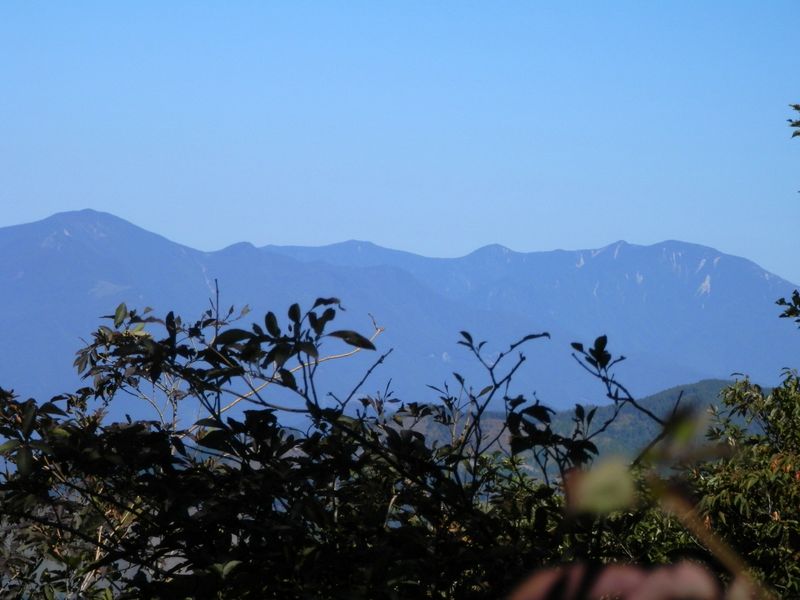 笹子雁ヶ腹摺山から奥秩父中部を望む