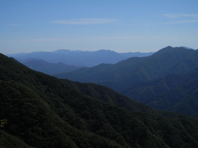 危険な展望地より望む、鶴ヶ鳥屋山、道志、丹沢山塊