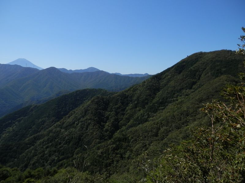 危険な展望地より、笹子雁ヶ腹摺山を望む