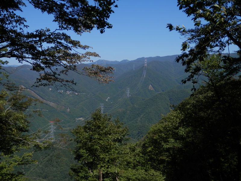 送電線が、日川沿いに大菩薩湖の方向に延びて行く