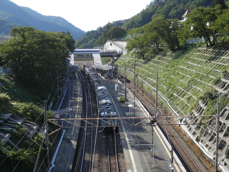甲斐大和駅のホームは、地面よりずっと低い