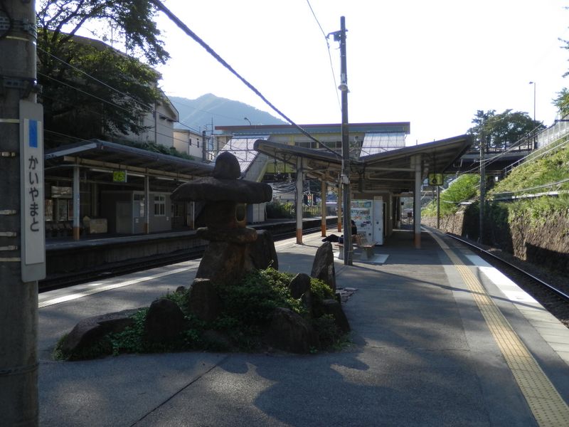 甲州鞍馬石の灯篭のある甲斐大和駅ホーム