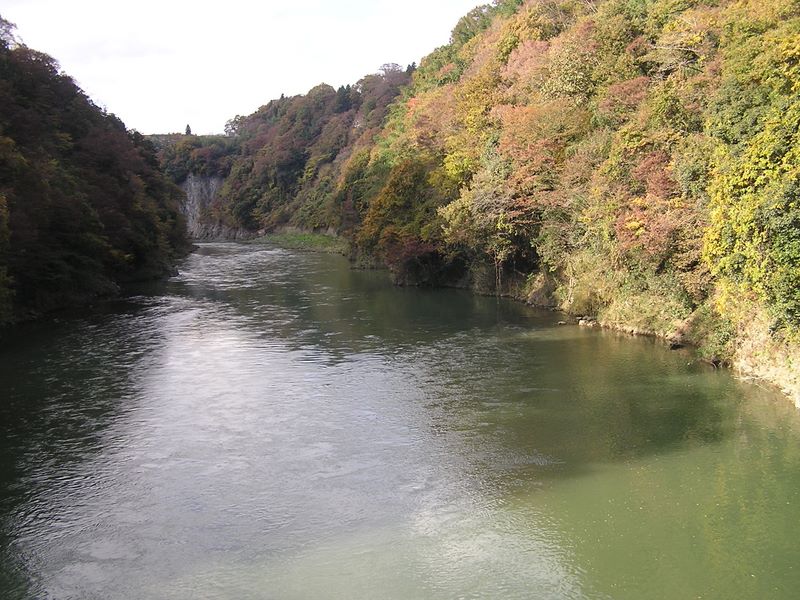 相模湖から城山・高尾山 -- 弁天橋から見た相模川