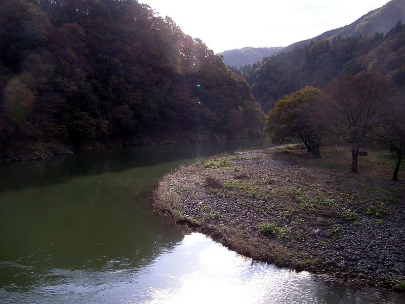 相模湖から城山・高尾山 -- 弁天橋から見た相模川（下流）