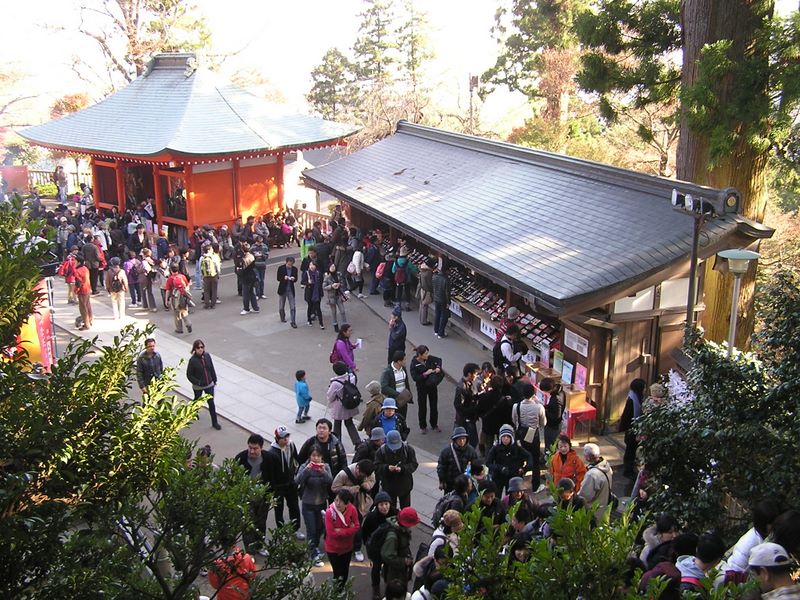 相模湖から城山・高尾山 -- 薬王院の混雑ぶり