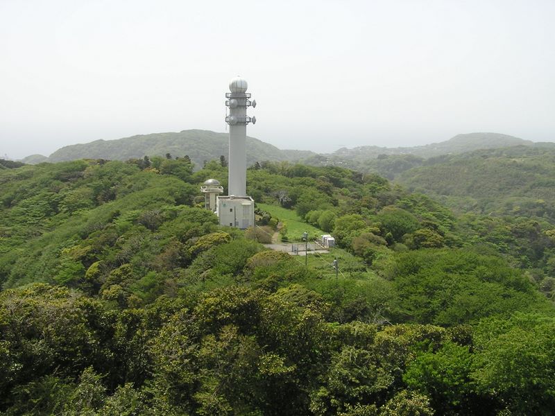 大楠山 -- 黄砂がなければ、観測所の向うに相模湾が見えるはず