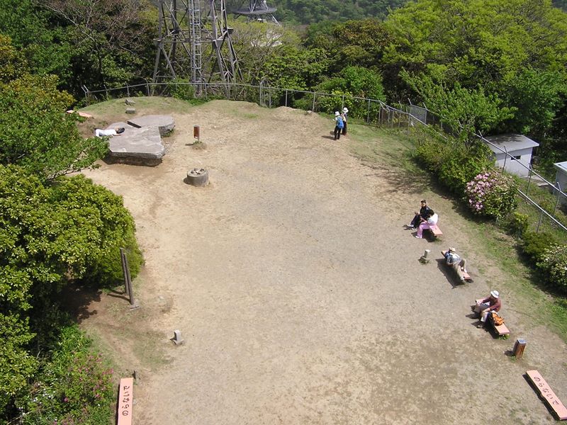大楠山 -- 展望台の上から見た山頂広場