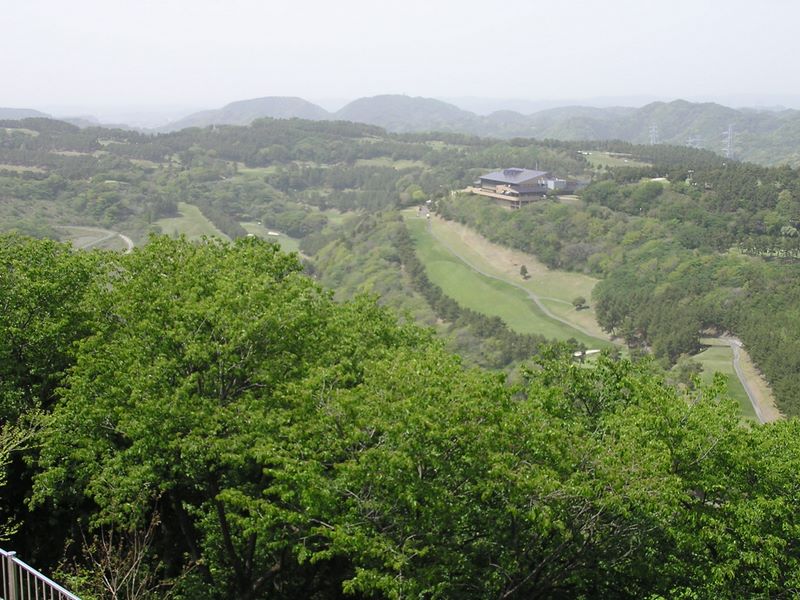 大楠山 -- ゴルフ場の向うに二子山を望む