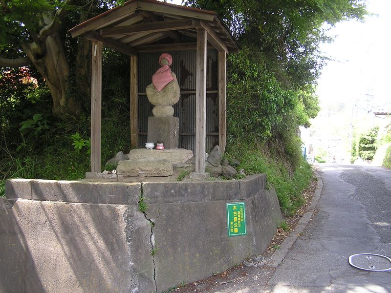 大楠山 -- 勘を働かせ、このお地蔵様の右を進む