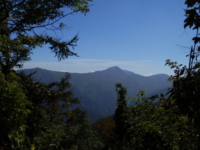 蛭ヶ岳の見える場所で小休止