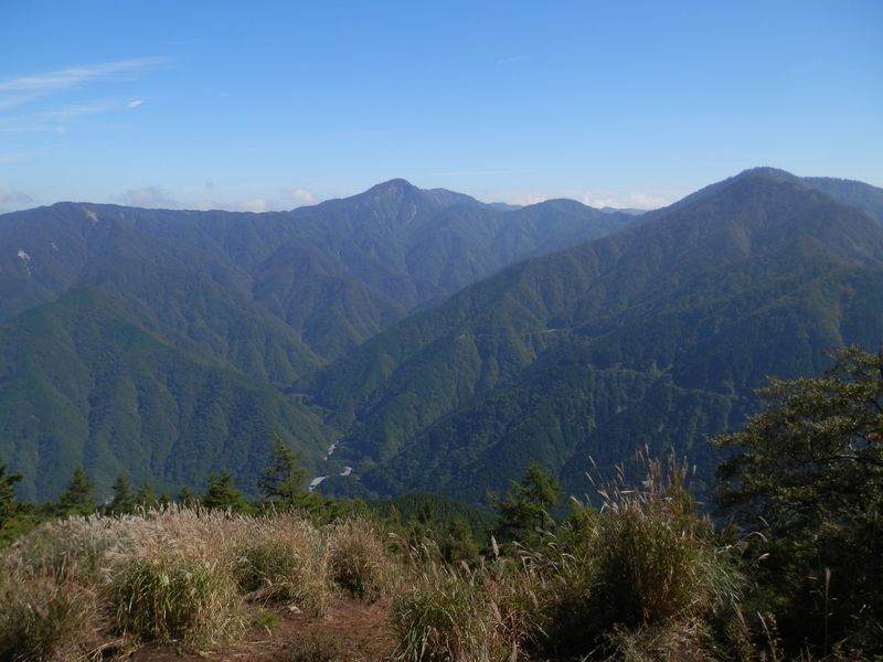 ススキの草原から蛭ヶ岳を望む