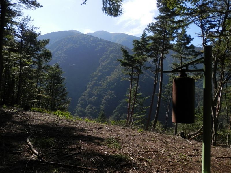 鐘撞山より、大室山を振り返る