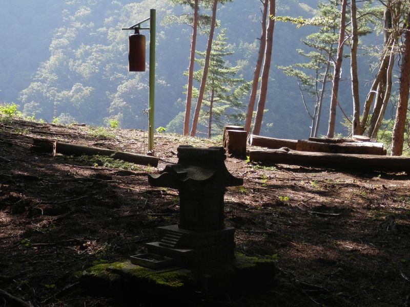 備え付けの小槌で鐘を打ち鳴らした