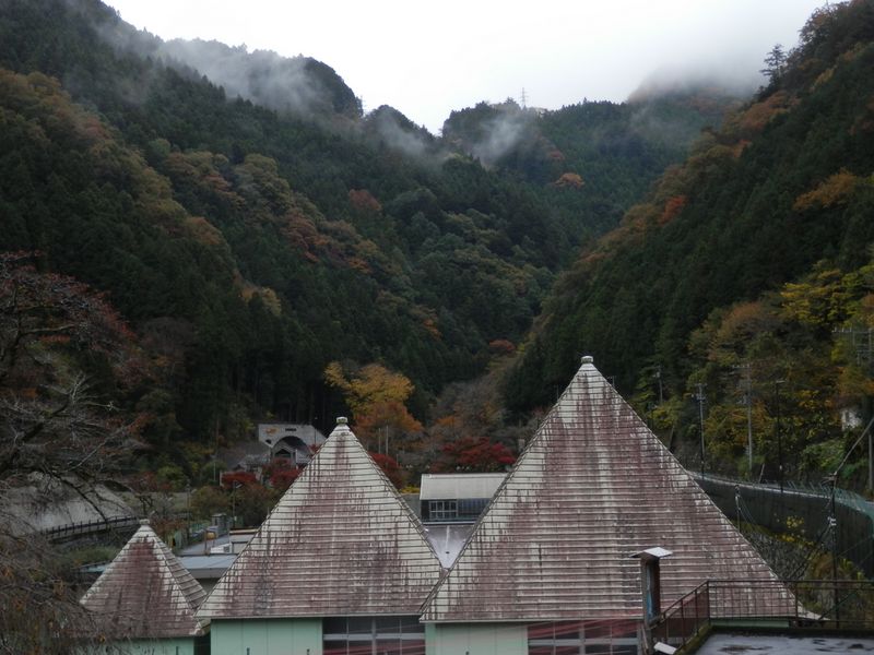 さかな養殖センターと城山トンネル
