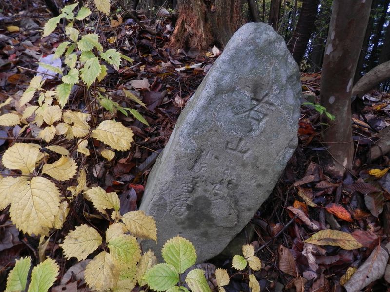 古い道しるべの石