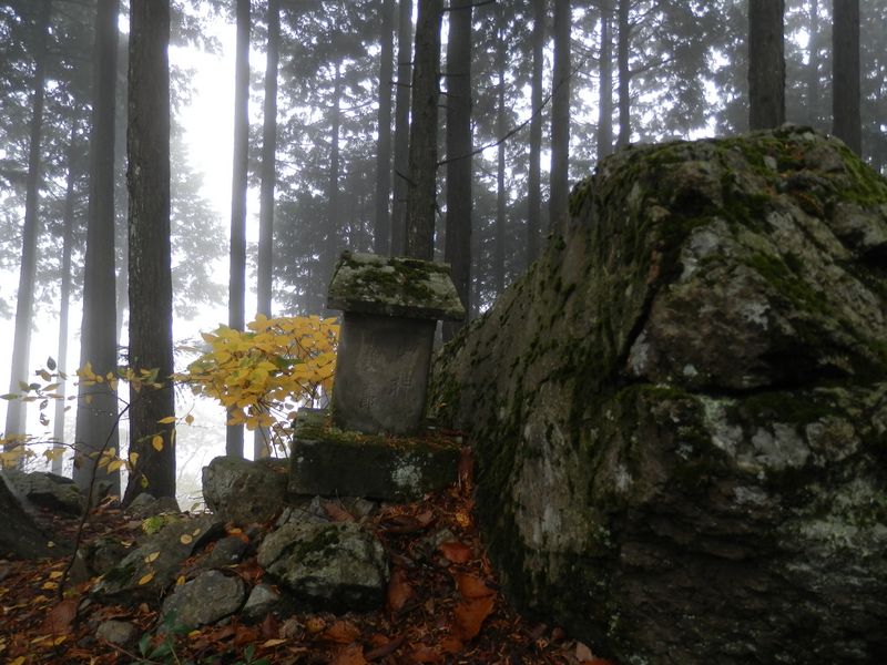 標高約1010mの峰にある石祠