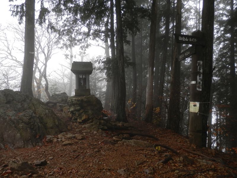 男具那ノ峰の頂上（奥の院）の頂上。