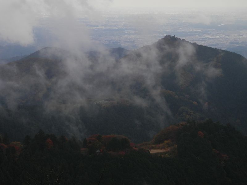 日の出山の手前に、山上菜園、長尾平のヘリポートなど