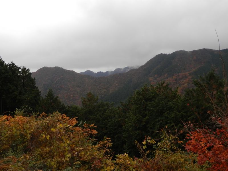 高岩山（左）から上高岩山まで