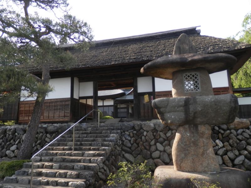 安楽寺の門と塀は、住居のような風情