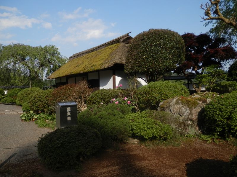 安楽寺境内より正門を望む