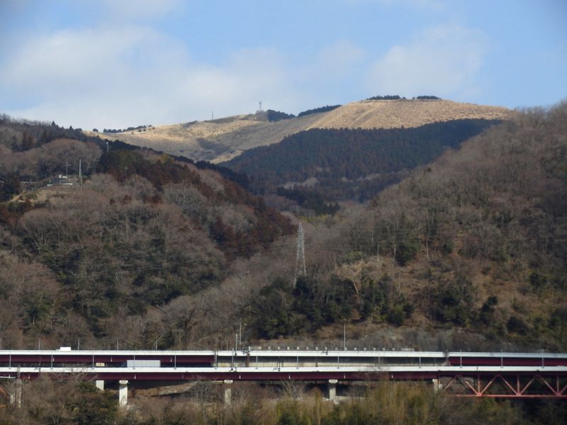 大野山の山頂は、あの鉄塔の向こう側