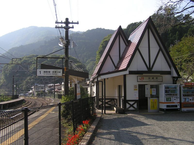 トンガリ屋根の谷峨駅