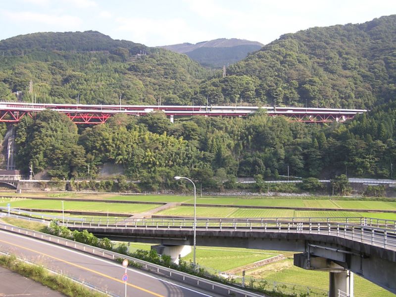 大野山を見ながら田園地帯に下りて行く