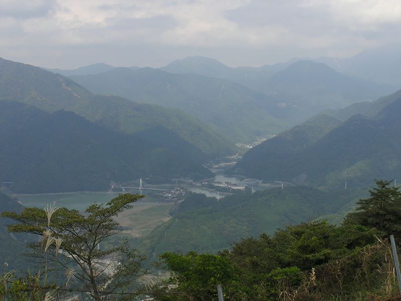 畦ヶ丸（中央）、権現山（右）などを望む