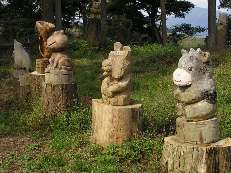 こもれび遊歩道の木彫オブジェ