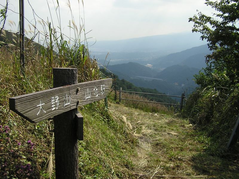 これより靴の紐を引き締めて下る