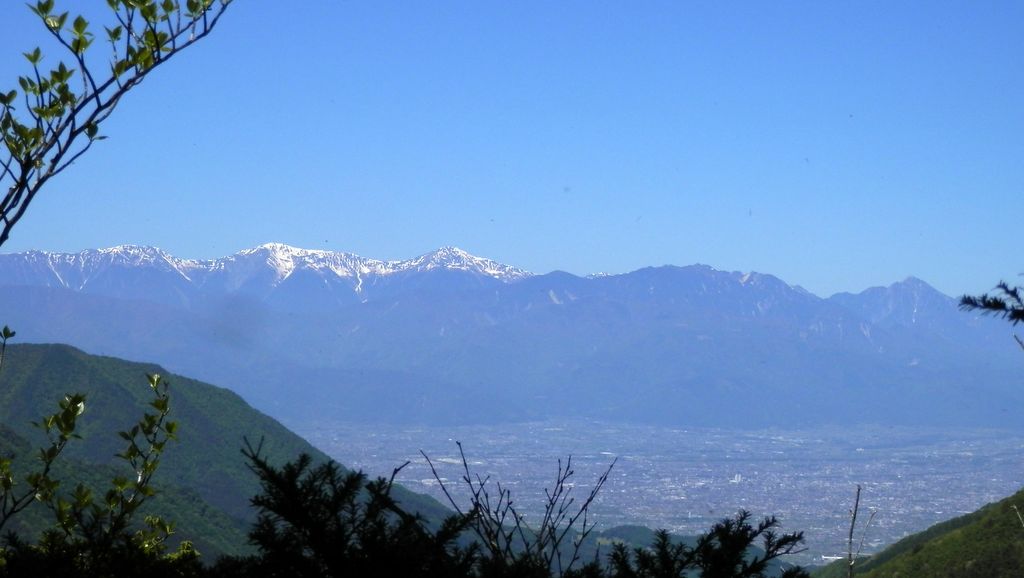 南アルプス北部と甲府盆地を望む