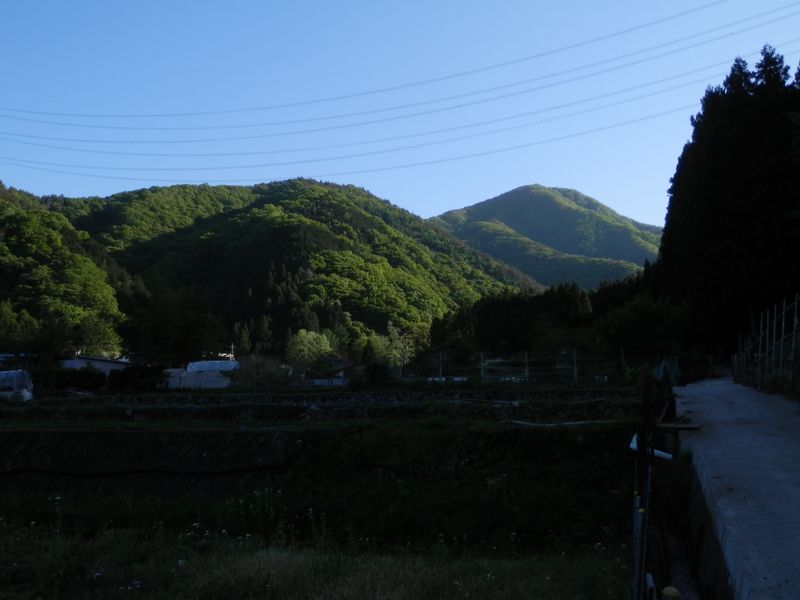 新田集落より、大沢山を振り返る