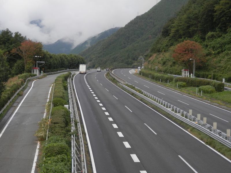 中央道笹子バス停が左右に見える