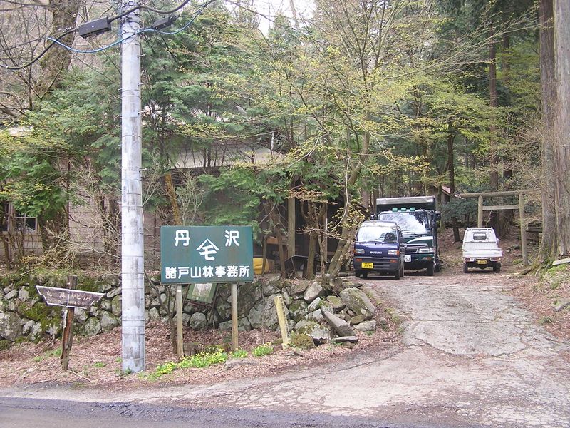 大山ミニアドベンチャー -- 諸戸山林事務所の奥の鳥居に進む