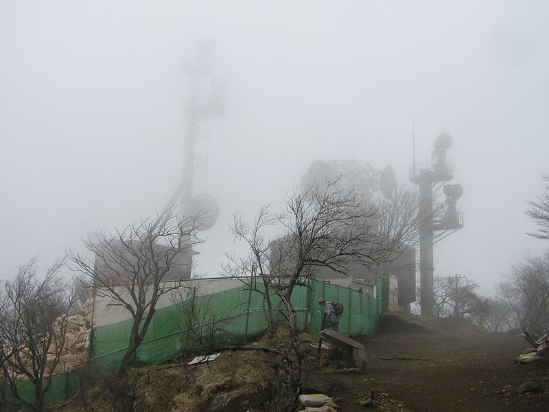 大山ミニアドベンチャー -- 大山山頂では、横浜エフエムの建設工事中