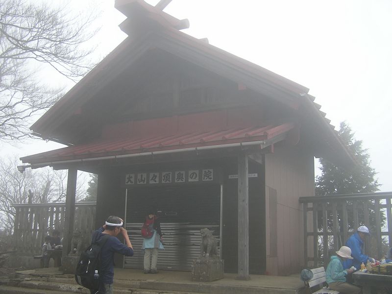 大山ミニアドベンチャー -- こんな天候でも、大山山頂だけは賑わっていた