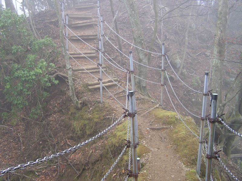 大山ミニアドベンチャー -- 大山三峰山を思わせるようなヤセ尾根や崩落地がいくつかある