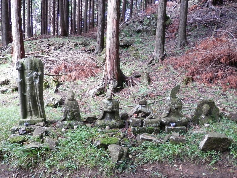 大山 -- 富士浅間道に石仏が六体。首の無いのは石が置かれている