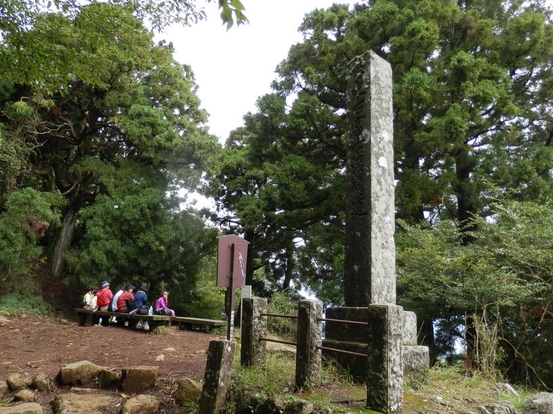 大山 -- 表参道十六丁目、「是右富士浅間道」と彫られた追分の碑