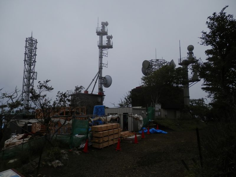 大山 -- 電波塔の増えた大山山頂