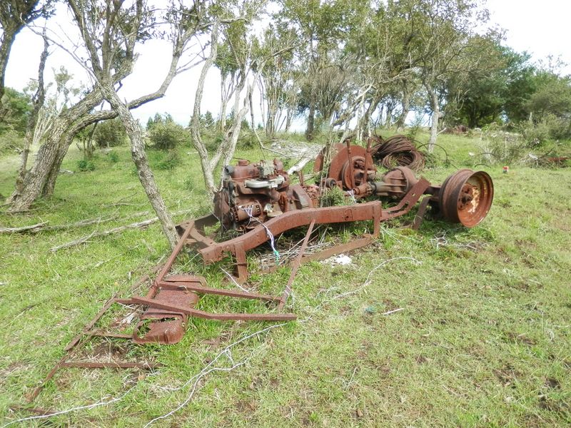 大山 -- 山腹にトラックの残骸？