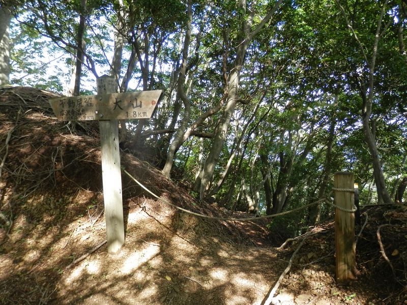 大山 -- 893m点からこのロープを跨いで、急坂を下る